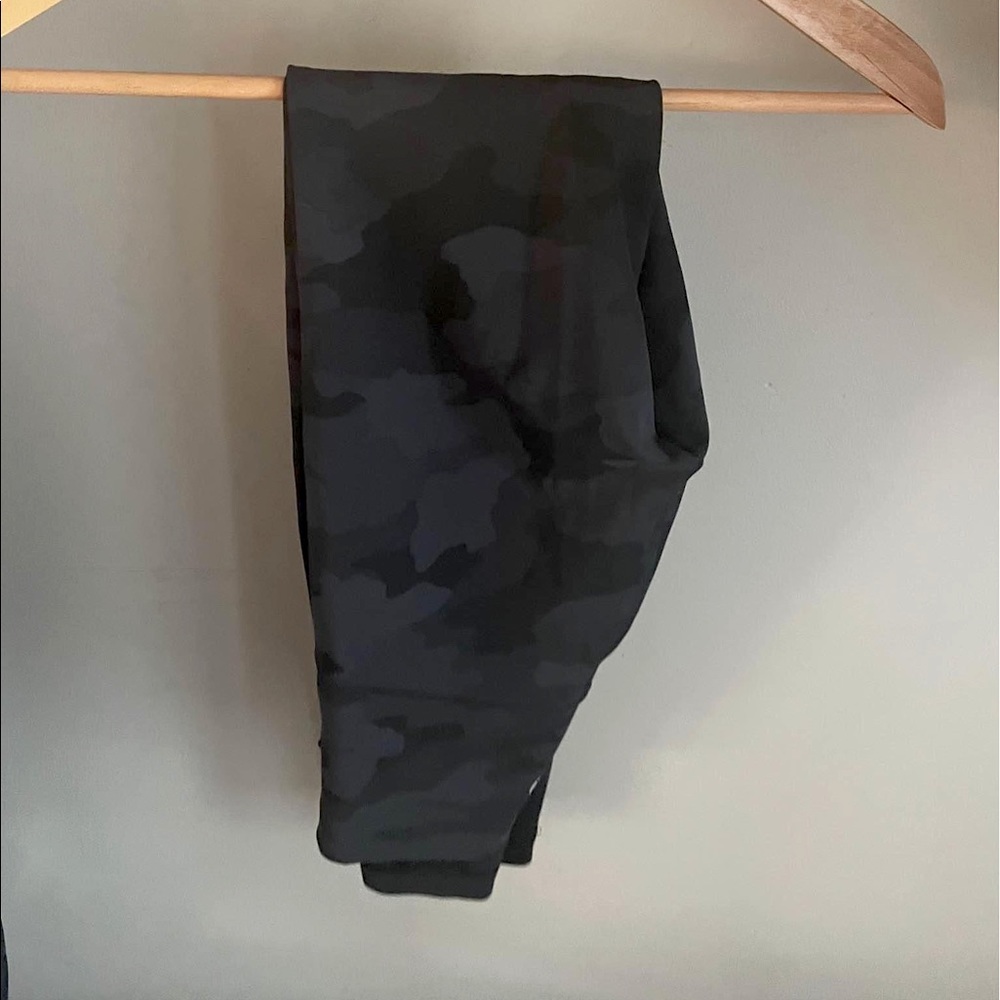Lululemon Wunder Under leggings sz 6 Incognito Camo.